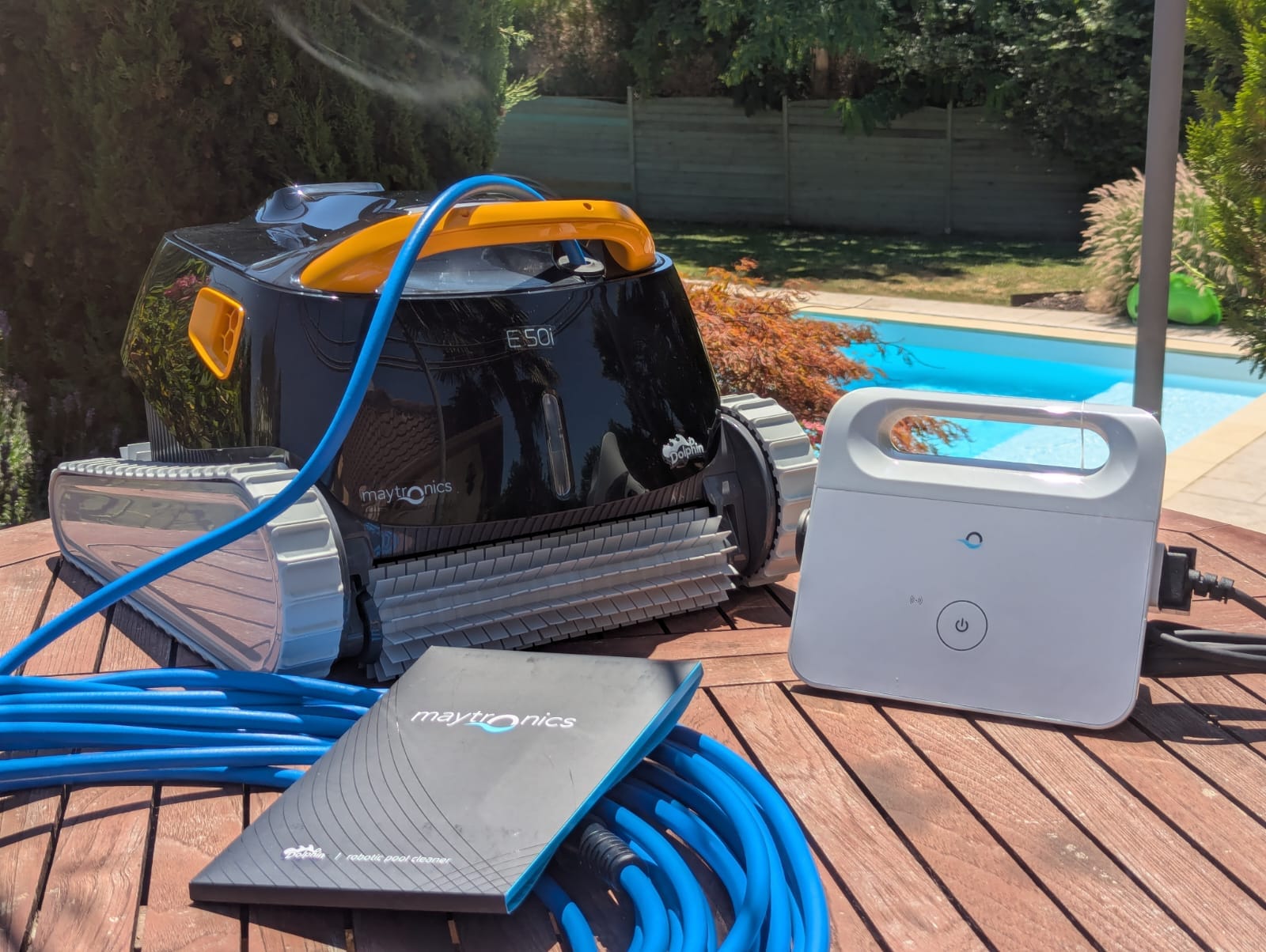 Vue d’ensemble du robot au bord de la piscine
